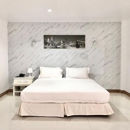 Lopburi Inn Resort Bagian luar foto