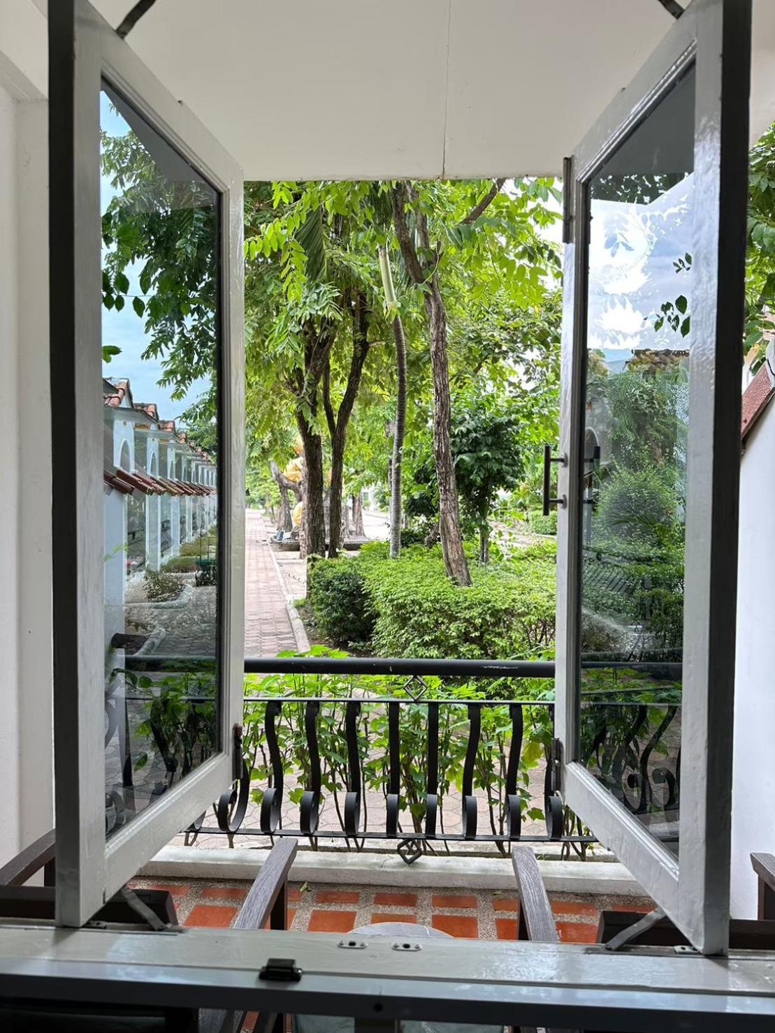 Lopburi Inn Resort Bagian luar foto