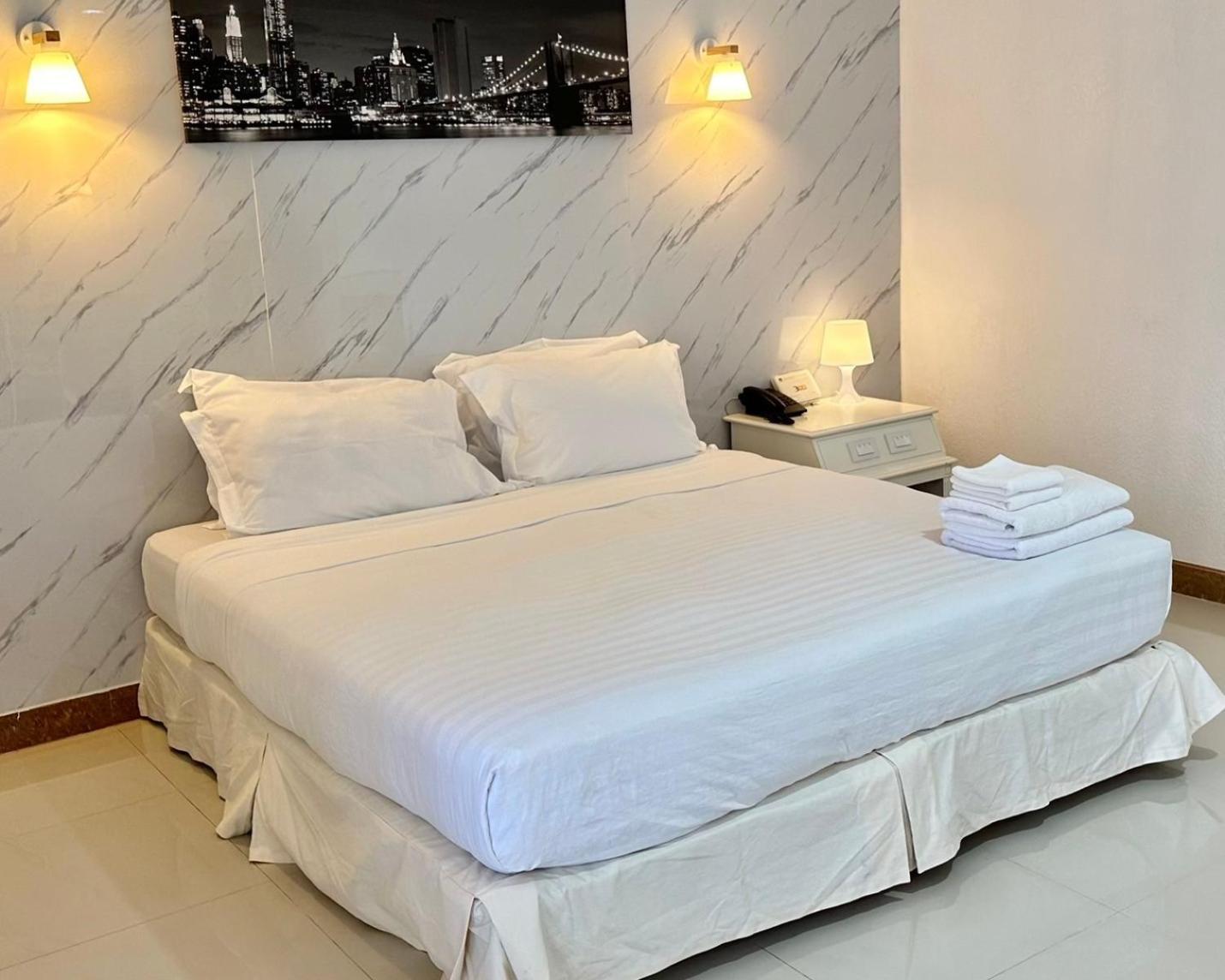 Lopburi Inn Resort Bagian luar foto
