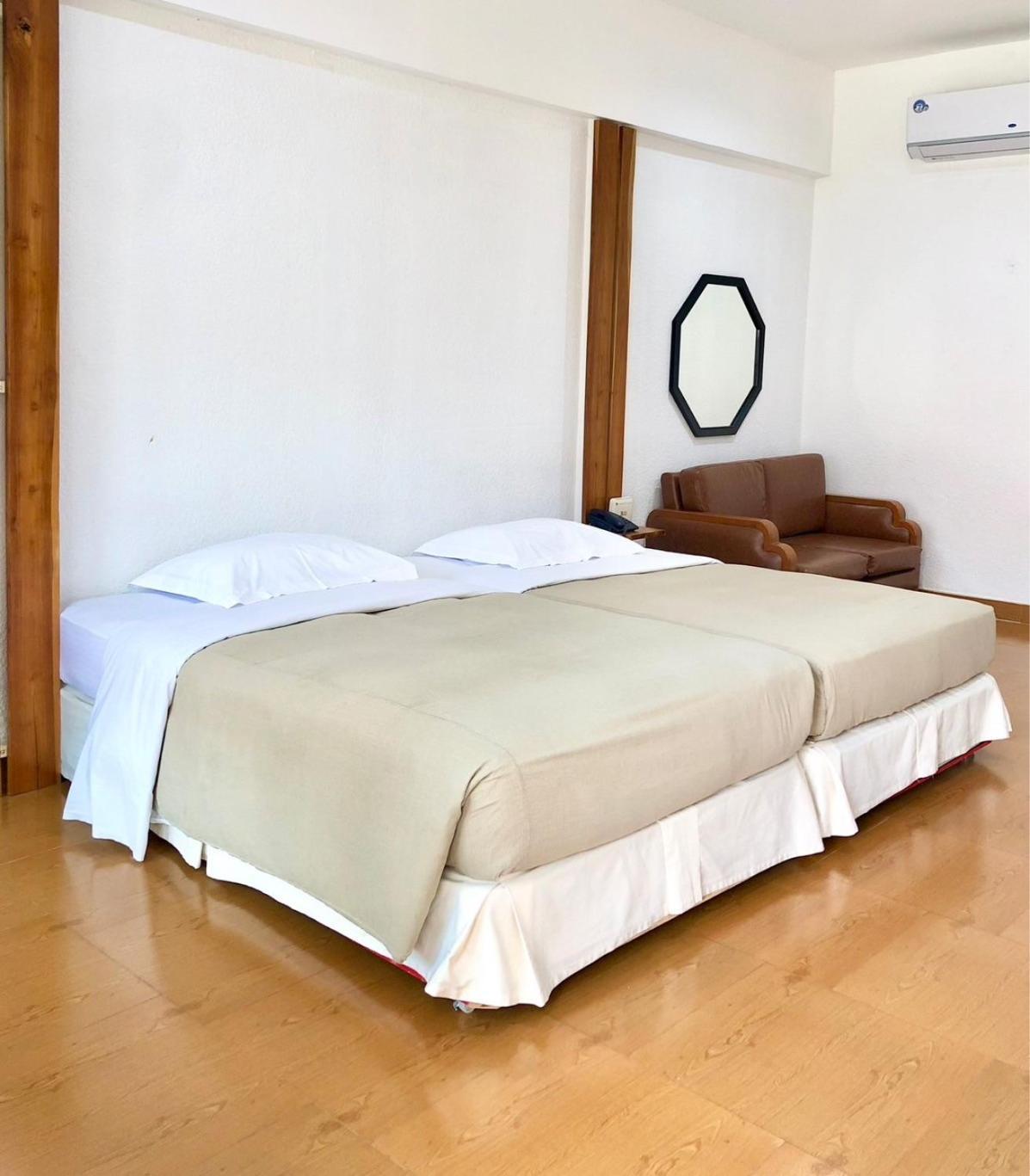 Lopburi Inn Resort Bagian luar foto
