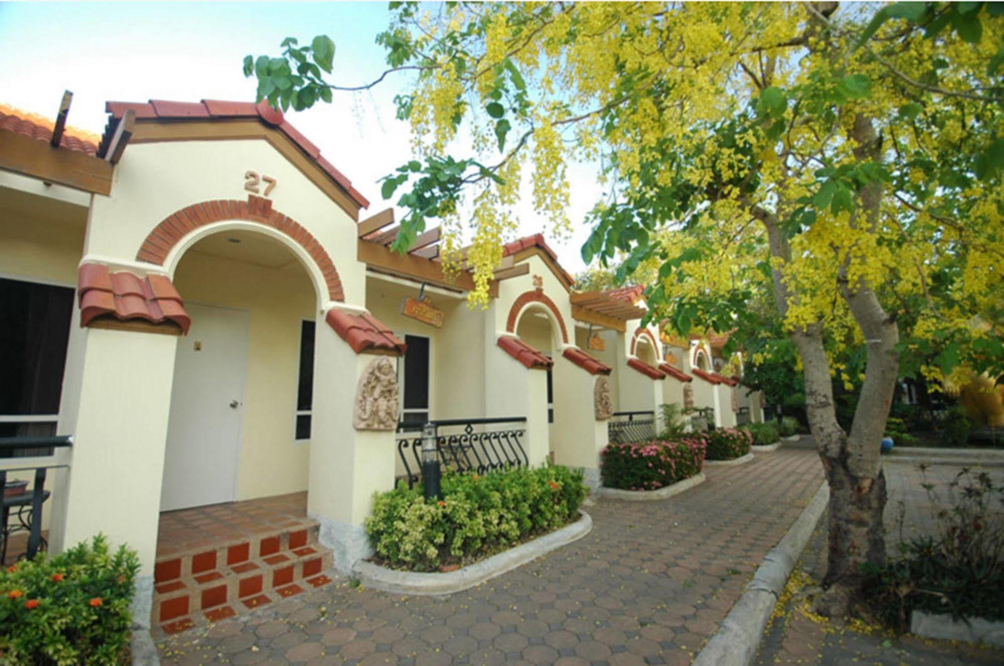 Lopburi Inn Resort Bagian luar foto