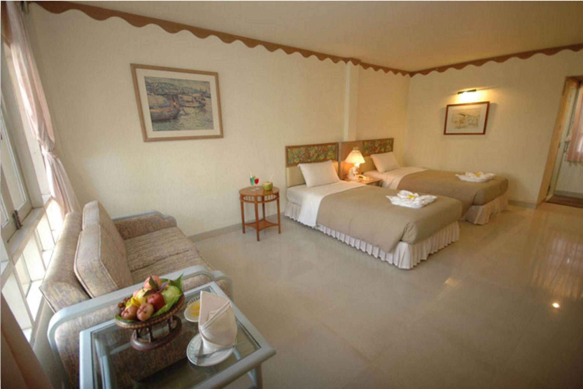 Lopburi Inn Resort Bagian luar foto