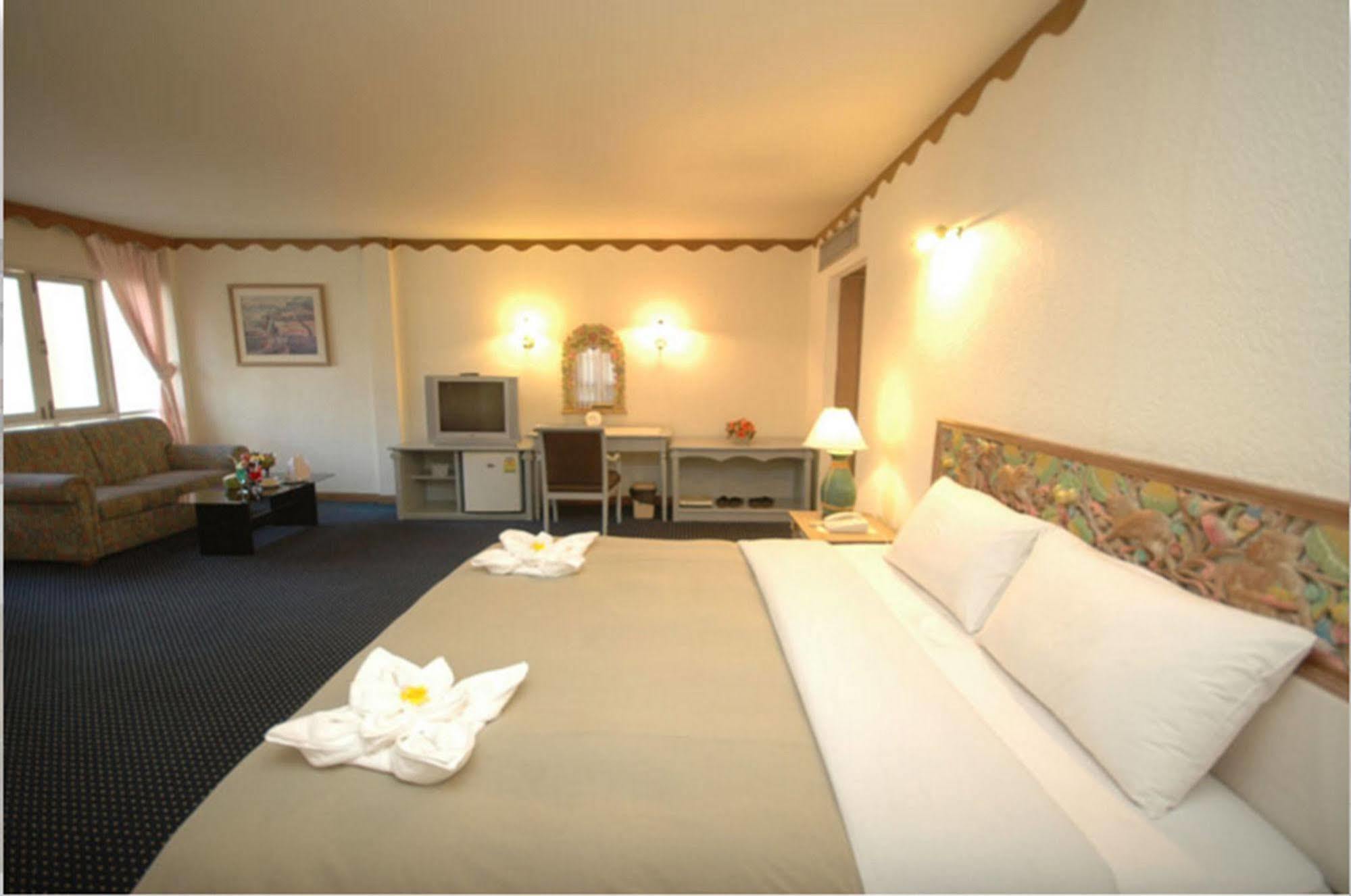 Lopburi Inn Resort Bagian luar foto