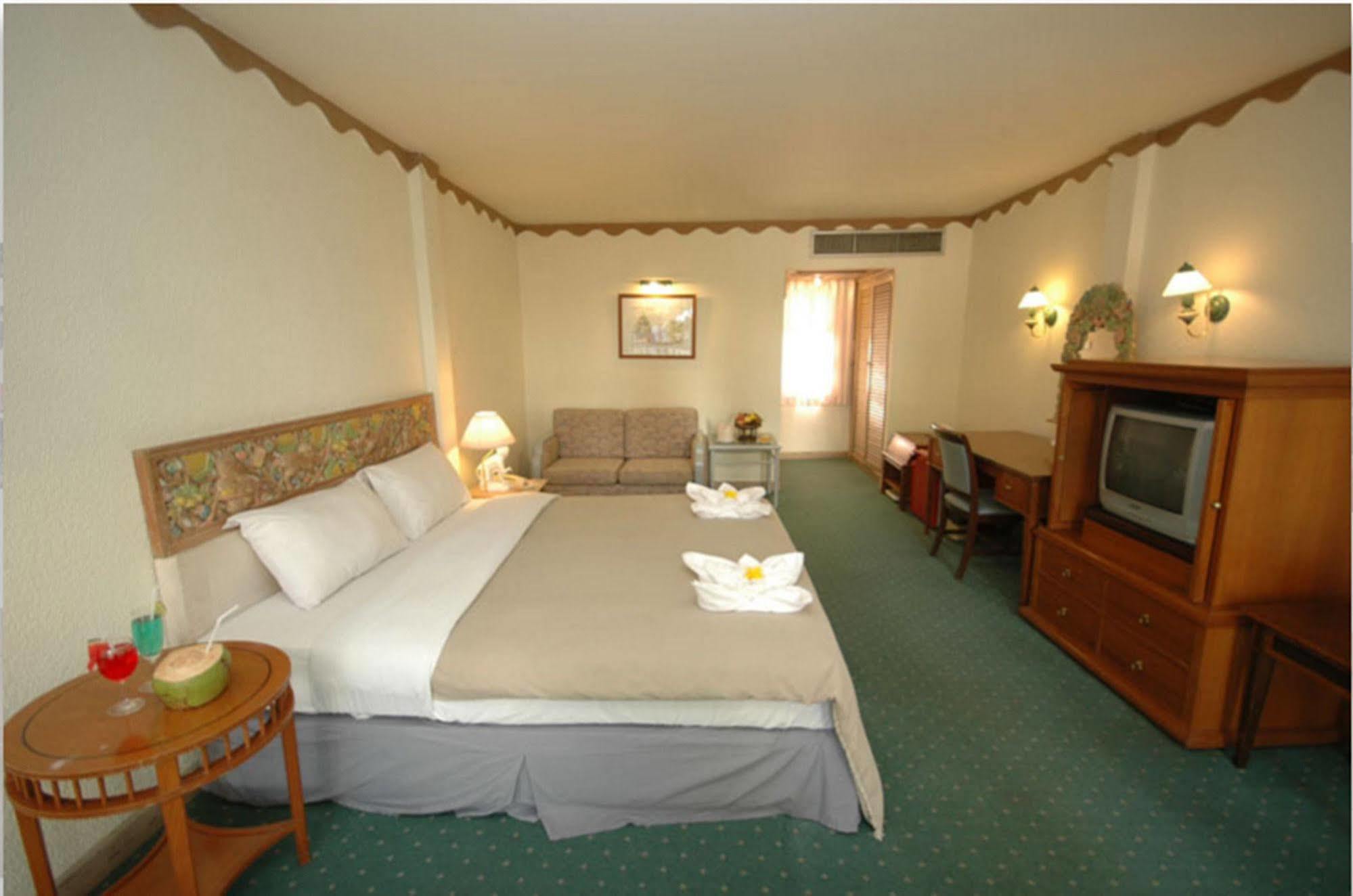 Lopburi Inn Resort Bagian luar foto